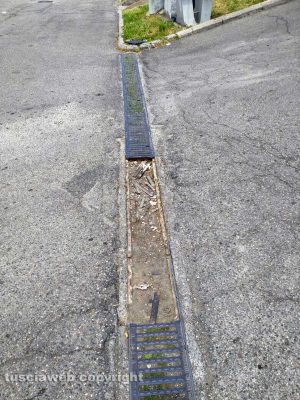 Viterbo - Ellera - La griglia nella discesa che porta al parcheggio di piazza Dalla Chiesa