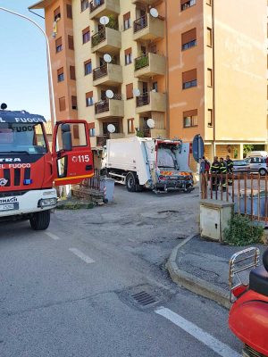 Viterbo - Camion dell'immondizia sprofonda nell'asfalto