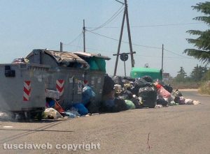 Viterbo - Discarica a cielo aperto in strada Montarone