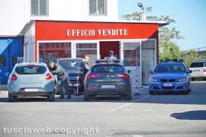Guardia di finanza e Polstrada nella concessionaria