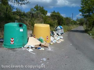 Viterbo - Rifiuti in strada Sasso S. Pellegrino