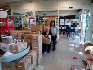 A sinistra Sandra Santinelli e una volontaria