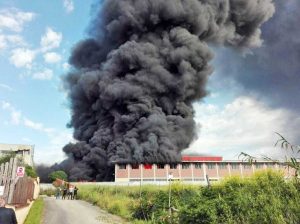 Pomezia - L'incendio al deposito di plastica