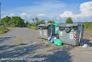 I cassonetti dei rifiuti al Quartuccio