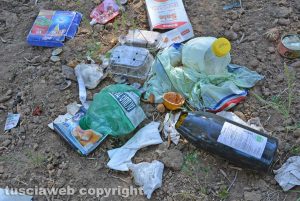 Rifiuti buttati nelle campagne del Quartuccio