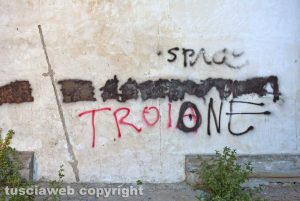 Graffiti sui muri della chiesa