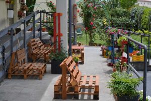 Fiori, piante e un orticello nella residenza Adisu