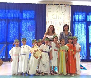 La recita di fine anno dei bambini della sezione A della scuola dell'infanzia di Villanova