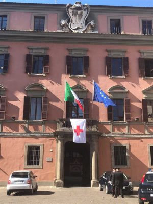 La bandiera della Cri esposta in prefettura 