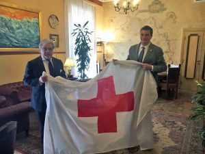 Consegnata la bandiera della Croce rossa al prefetto