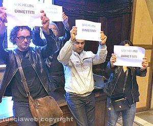 Viterbo - Consiglio comunale saltato - La protesta dei militanti 5 stelle