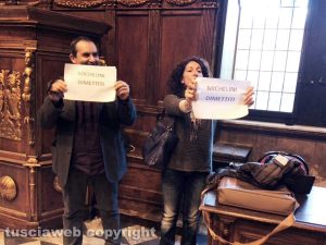 Viterbo - Consiglio comunale saltato - La protesta dei militanti 5 stelle