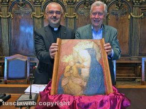 Don Massimiliano Balsi e Leonardo Michelini con il dipinto della Madonna della Quercia