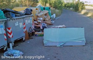 L'immondizia in località Monterazzano