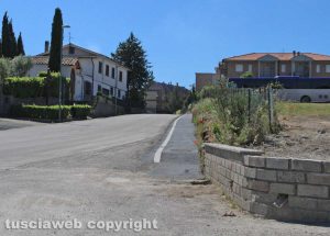 Bagnaia - Il marciapiedi verso il cimitero