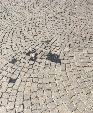 Viterbo - I sampietrini risistemati a piazza dei Caduti 
