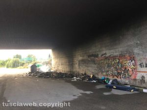 Viterbo - Rifiuti bruciati in strada Castiglione