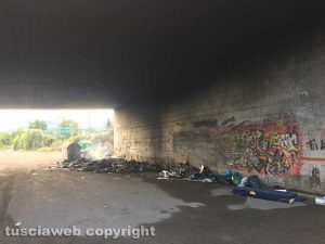 Viterbo - Rifiuti bruciati in strada Castiglione