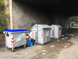 Viterbo - Rifiuti bruciati in strada Castiglione