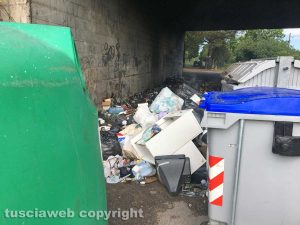 Viterbo - Rifiuti bruciati in strada Castiglione