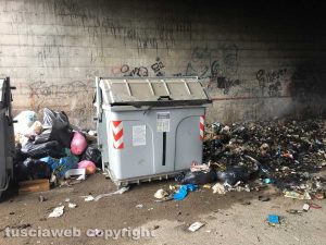 Viterbo - Rifiuti bruciati in strada Castiglione