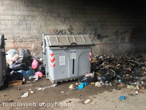 Viterbo - Rifiuti bruciati in strada Castiglione