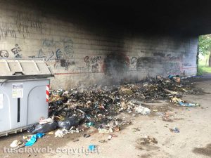 Viterbo - Rifiuti bruciati in strada Castiglione