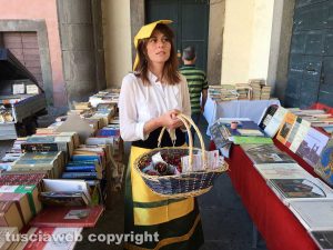 Una ragazza distribuisce le ciliegie di Celleno a Paperonly