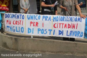 Uno degli striscioni dei manifestanti