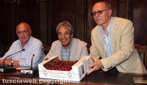 Il sindaco di Celleno Marco Bianchi con le ciliegie, l'assessore Delli Iaconi e il consigliere Quintarelli