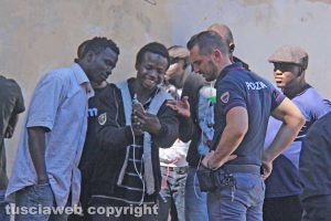 Viterbo - Migranti sotto la prefettura