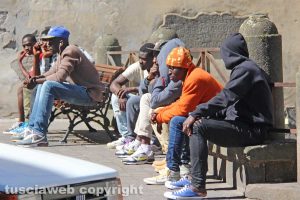Viterbo - Migranti sotto la prefettura