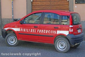 Viterbo - Una vettura dei vigili del fuoco