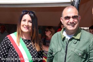 Elio di Elio e le storie tese con la sindaca Elena Tolomei 