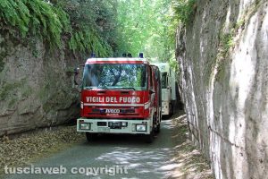 Viterbo - Camion si incastra in strada Signorino - I soccorsi