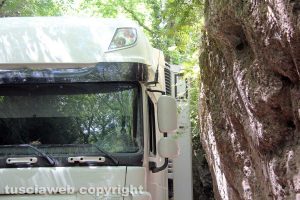 Viterbo - Camion si incastra in strada Signorino