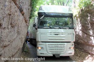 Viterbo - Camion si incastra in strada Signorino