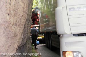 Viterbo - Camion si incastra in strada Signorino
