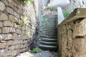 Via delle Mole, la scalinata diroccata