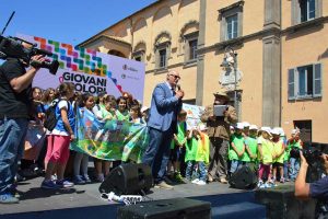 Giovani e colori - Il sindaco Mazzola sul palco