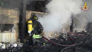 Pomezia - L'incendio - Intervento dei vigili del fuoco