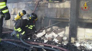 Pomezia - L'incendio - Intervento dei vigili del fuoco