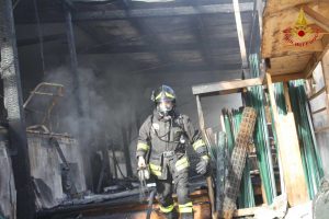 Pomezia - L'incendio - Intervento dei vigili del fuoco