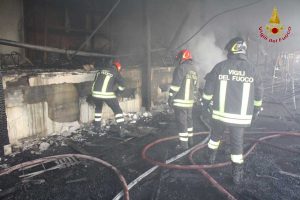 Pomezia - L'incendio - Intervento dei vigili del fuoco