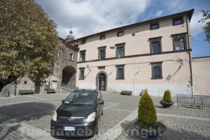 Latera - Piazza del comune e palazzo Farnese