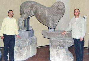 Etruschi - Il leone di Valvidone con due ricercatori