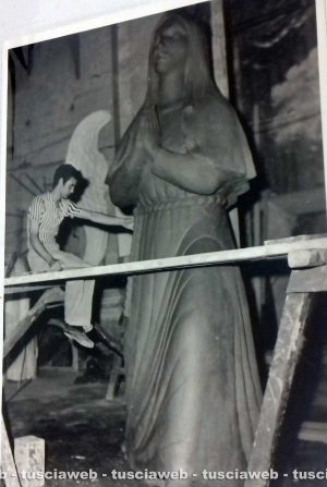 Luigi Zucchi nel luglio 1967 mentre modella il cordone della statua di Santa Rosa