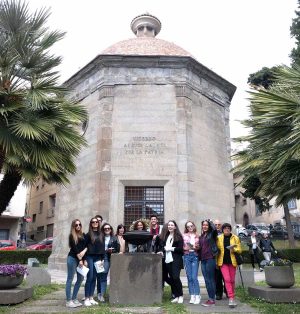 I ragazzo del Paolo Savi davanti alla chiesa di santa Maria della peste 
