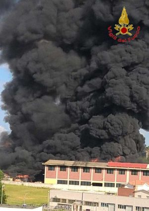 Pomezia - L'incendio al deposito di plastiche
