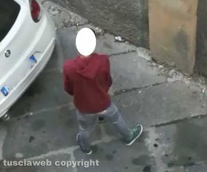 Viterbo - Il bivacco quotidiano in via Orioli - Una persona piscia in strada